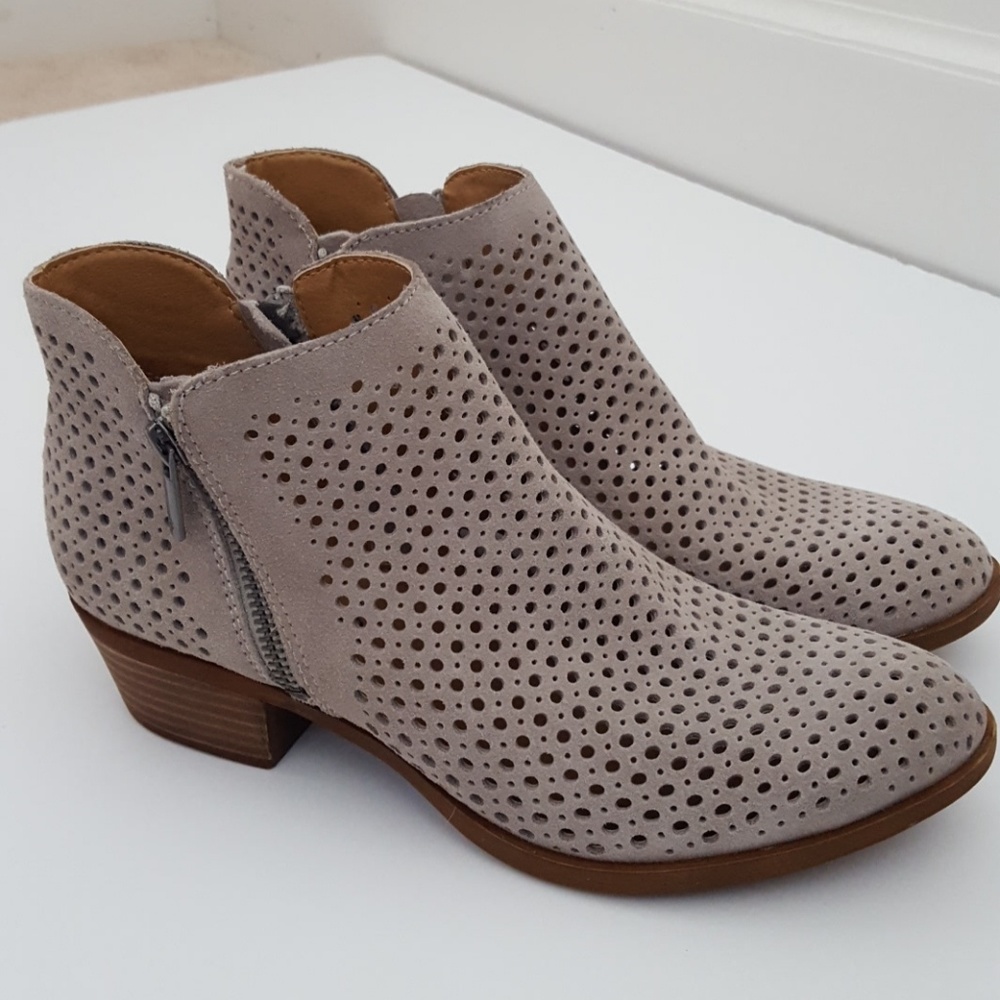 NEW Lucky Brand Bayley perforated leather bootie size 6 - Picture 1 of 7